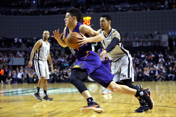 Suns Devin Booker Puts Up Dazzling Performance in Win over Spurs 