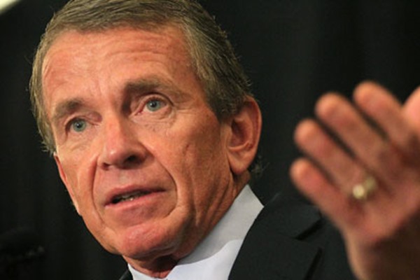 PGA Tour Chief Digs In On “Belly Putters” 