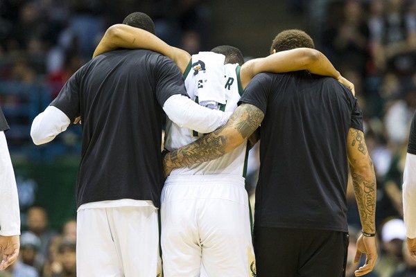 Bucks F Jabari Parker Leaves Game with Knee Injury 
