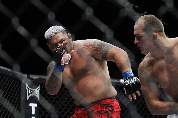 UFC FN 52: At 40 Years Old, Mark Hunt Stays Relevant With Brutal Roy Nelson KO